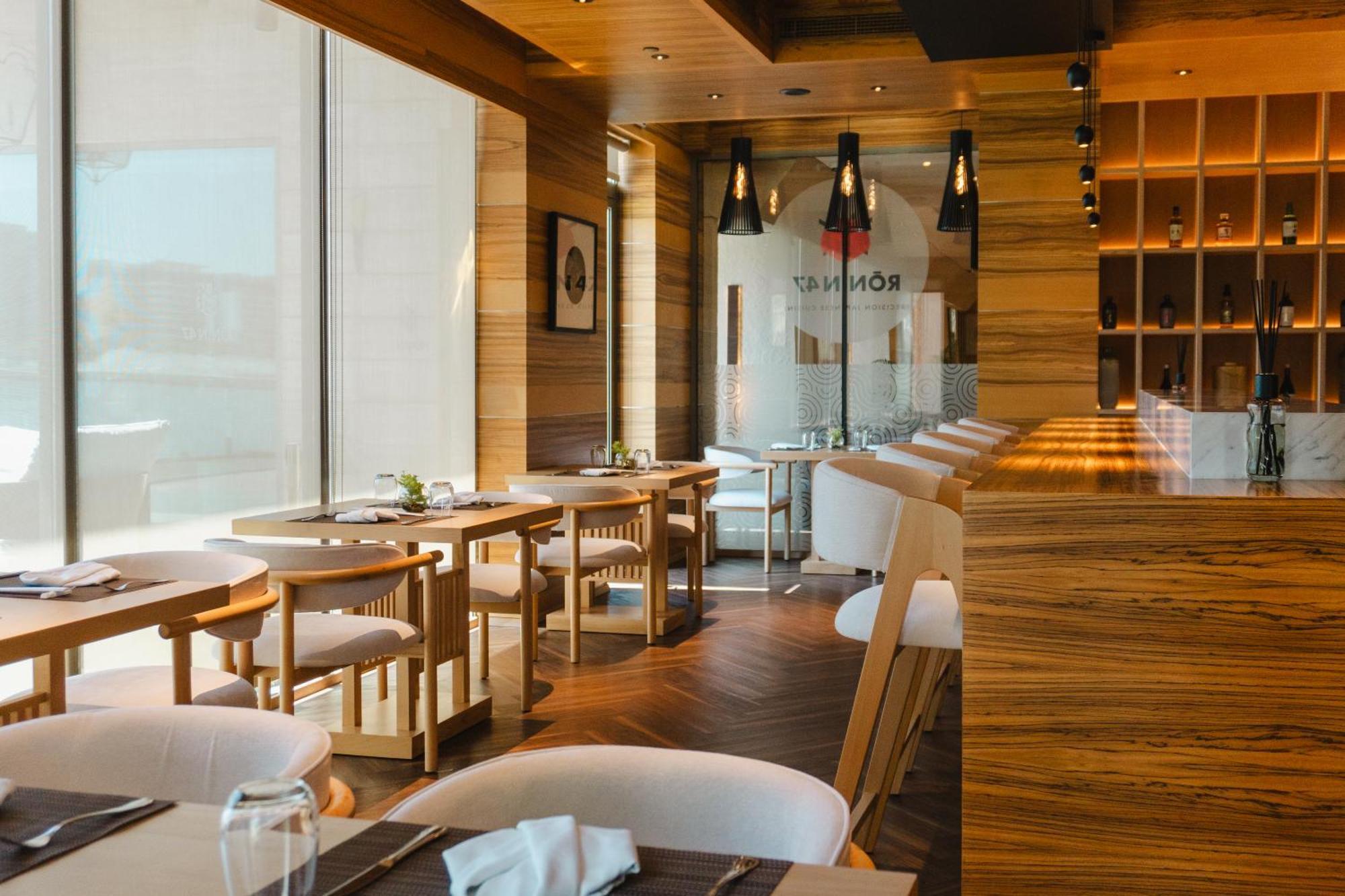รีฟ รีสอร์ต Hotel มานามา ภายนอก รูปภาพ Interior of the restaurant