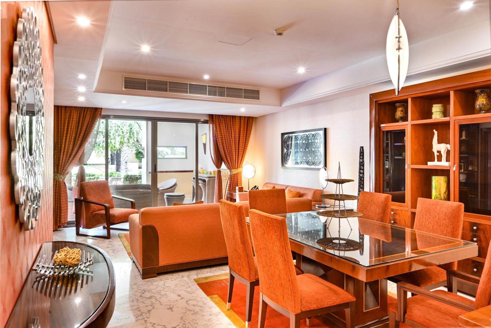 รีฟ รีสอร์ต Hotel มานามา ภายนอก รูปภาพ A living room in a suite at the hotel